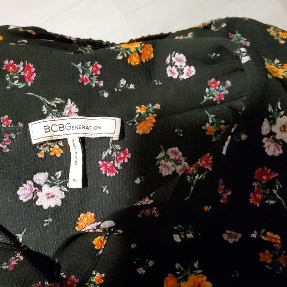 BCBGeneration Chic Black Floral Blouse - Picture 8 of 10